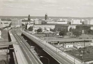 Dresden. Blick vom Studentenhochhaus Zwickauer Straße (Weiskopfstr. 2) nach Nordosten über die Brücken über die Gleisanlagen westlich des Hauptbahnhofes auf den Verkehrszug "Kleine Plauensche Gasse" (Budapester Straße) : Dresden, Budapester Str.