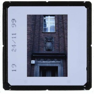 Berlin, ehemaliges Schulgebäude Pasteurstraße 7–11 : Eingangsportal Pasteurstraße