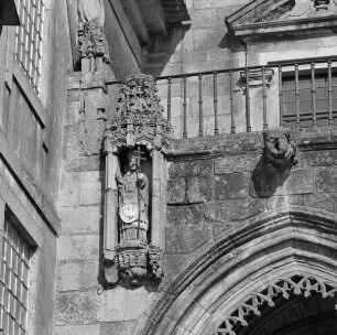 Bischofs- und Apostelfiguren
