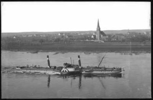 Boritz. Blick über die Elbe nach Boritz mit Schlepper
