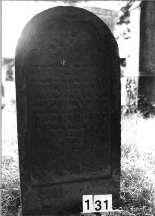 Grabstein 131 (Index: 100085484) Maße HxBxT: 107x54x15 cm Beschreibung: Stele, Rundbogenabschluß, Schriftfeld eingetieft mit Maßwerk auf Vorderseite: Grabstein 131 (Nachholaufnahme)
