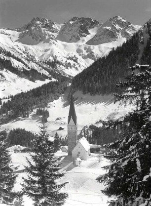 Blick auf die Kirche von Mittelberg