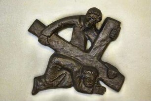 Kreuzweg mit fünfzehn Stationen — Christus bricht das dritte Mal unter der Last des Kreuzes zusammen