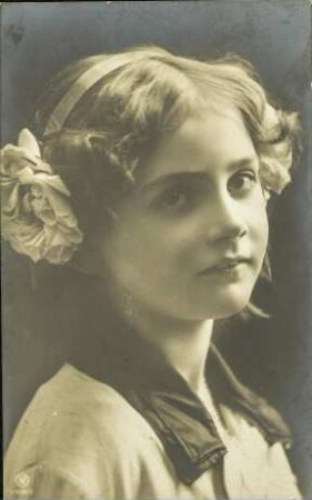 [Ein Mädchen mit Blume im Haar]