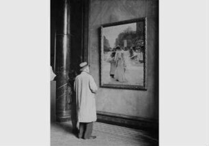 Der Generaldirektor der Staatlichen Museen Ludwig Justi beim Betrachten des Gemäldes "Der Potsdamer Platz" von Hans Herrmann in der Nationalgalerie