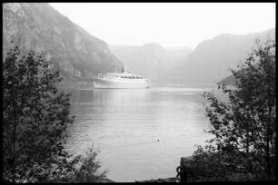 Flåm: Ozeanschiff im Aurlandfjord