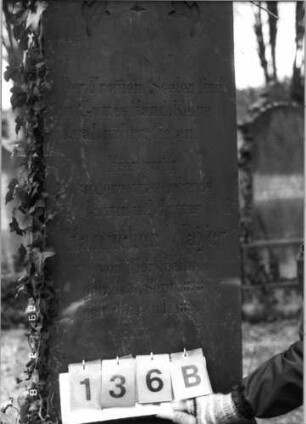 Grabstein 136 (Index: 100100287) Maße HxBxT: 192x67x42 cm Symbolik: Kranz: Grabstein 136B
