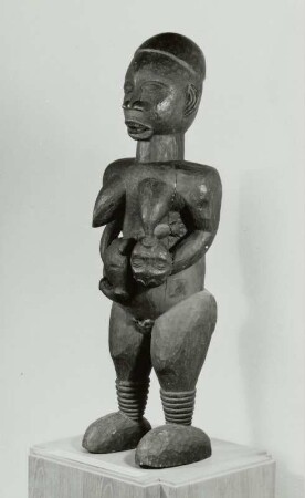 Ahnenfigur mit trinkendem Baby, Bamum