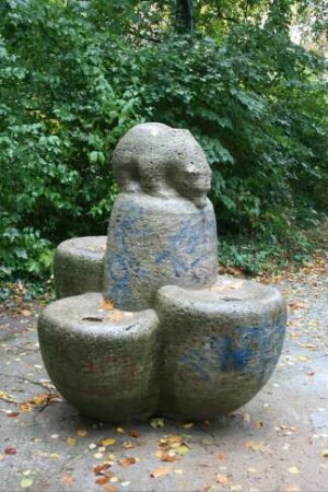 Trinkbrunnen mit Bär