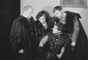 Szenenbilder aus dem Drama "Die Verschwörung des Fiesco zu Genua" von Friedrich Schiller im Theater am Schiffbauerdamm Berlin : Szene mit Lothar Firmans als Verrina (links) und Hans Rüdiger Renn als Fiesco (2. von rechts)