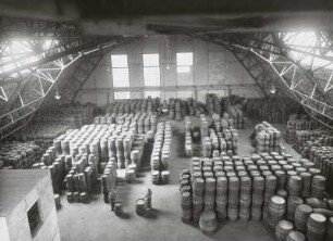 Wilthen, Weinbrennerei C. T. Hünlich, Innenansicht einer Lagerhalle mit Stahldachkonstruktion, 1925
