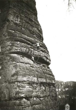 Sächsische Schweiz, Rathener Gebiet. Vexierturm. Seilschaft Willy Benke zwischen dem 1. und 2. Ring der Weinertwand (VIIa [VIIb])
