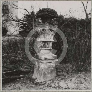 Vase im Schlosspark Großendorf