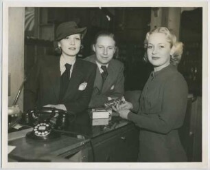 Marlene Dietrich mit Ehemann Rudolf Sieber beim Einkauf (Los Angeles, zirka 1932 - 1934) (Archivtitel)