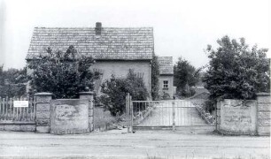 Wohnhaus in Schönau : Bauwesen - Wohnung, Exterieur. Ort: Šunow / Schönau. Vorn am Tor sind sorbische Reime eingemeißelt.