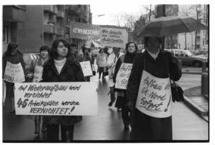 Kleinbildnegative: Demonstration, "GK-Großkauf", 1983