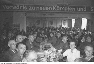 Dresden. Sitzung der Stadtverordneten Dresdens, Auftritt eines FDJ-Chores, Juli 1950 & Stadtverordneten-Sitzung, Juli 1950