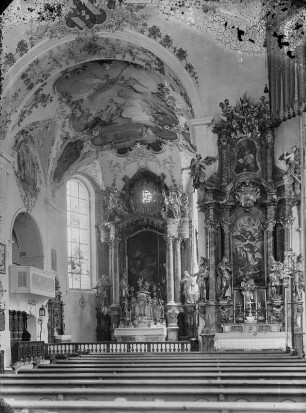 Mittenwald, Pfarrkirche : Mittenwald. Pfarrkirche St. Peter und Paul. Blick in den Altarraum