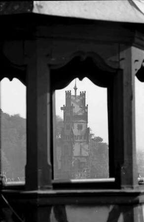 Freiburg i. Br.: Blick vom Martinstor zum Schwabentor (Durchblick durch Erkerfenster)
