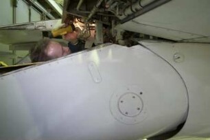 Air Maintenance Services; AMS; Firma; Betrieb; Inspektion; Wartung; spezialisiert auf Flugzeug-Recycling; Airbus; A 300; A300; Airbase Ahlhorn; Ahlhorn; Entsorgung. Ahlhorn, 2006, hier: Tragflächen-Demontage