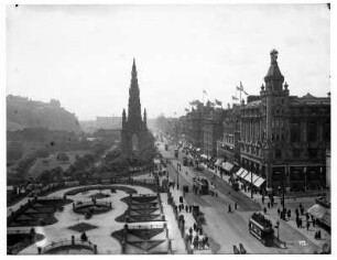 Edinburgh, Schottland. Blick über Prince's Street mit Scotts Monument und Prince's Gardens bis zum Castle