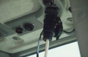 Dauerstromsteckdose in Kabineninnendach integriert
