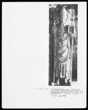 Grabplatte Bernwards, der hl. Bernward mit dem Modell von St. Michael