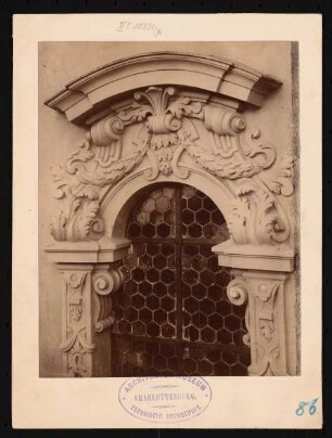 Verdachung eines Fenster der Katholischen Kirche St. Johannis, Liegnitz: Verdachung der unteren Fenster im II. Hauptgeschoss der Türme