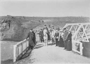 Akureyri (Island). Passagiere und Offiziere des Hochseepassagierdampfers "Victoria Luise" (zum Teil beritten) an der Glera-Brücke oberhalb der Stadt