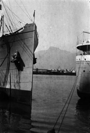Hafen von Kapstadt : Festgetäute Schiffe im Hafen von Kapstadt.