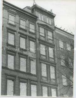Zugemauerte Fenster in einem Haus in der Bernauer Straße