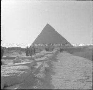 Besucher vor der Chephren Pyramide, Kairo, Ägypten