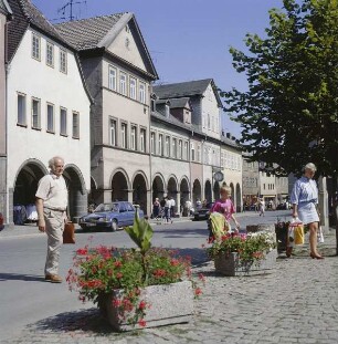 Saalfeld. Liden (Arkaden) am Marktplatz, Ansicht von Südwesten