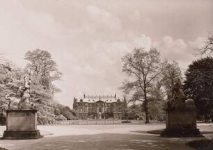 Kentaurengruppen Eurytion raubt Hippodamia und Nessos raubt Deïaneira sowie Palais im Großen Garten : Dresden. Großer Garten. Kentaurengruppen Eurytion raubt Hippodamia und Nessos raubt Deïaneira von A. Corradini sowie Palais im Großen Garten (1678-1683; J. G. Starck)