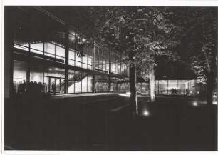 Theater der Freien Volksbühne, Berlin-Wilmersdorf: Blick in Eingangshalle und Foyer bei Nacht