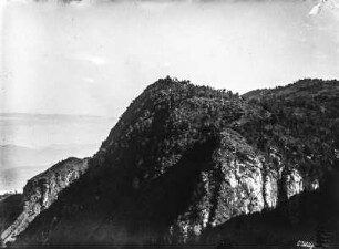 Gebirgslandschaft : Blick auf eine Bergspitze in einem Gebirge.