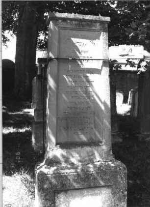 Grabstein 94 (Index: 99786920) Zustand: sehr gut erhalten, Sockel leicht verwittert Maße HxBxT: 213x61x23 cm: Grabstein 94