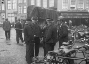 Gruppe im Gespräch auf dem Marktplatz von Middelburg