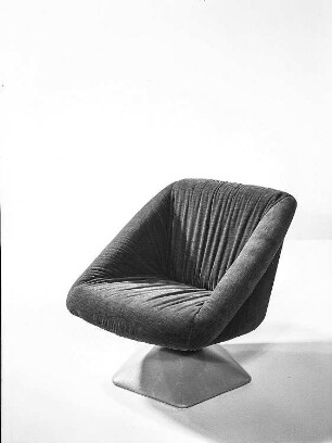 Sessel : Dresden-Hellerau. VEB Deutsche Werkstätten Hellerau. Hausmesse, 1986. Sessel. Kunststoff, Holz, Polsterung mit Mischgewebebezug (1986; VEB Deutsche Werkstätten Hellerau)