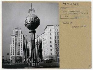 Straßenansicht. Berlin, Friedrichshain, Karl-Marx-Allee (vor 1961 Stalinallee)/ Strausberger Platz