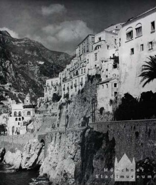 Amalfi. Blick von einem der zahlreichen Wachtürme an der Küste bei Amalfi auf die Stadt