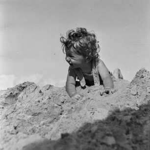 Kleinkind spielt am Strand