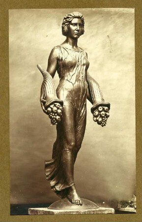 Glücksgöttin für den Marktbrunnen in Homberg : Glücksgöttin für den Marktbrunnen in Homberg. Bronzeguß; Höhe 230 cm (1913, C. Brose)