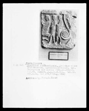 Armlehne eines Steinthrons mit der Darstellung von Agamemnon, Talthybios und Epeios