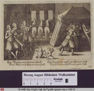 Eine Frau und ein Mann umarmen sich vor einem Bett, links Musiker, am Fenster drei Pferde.