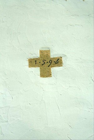 Detail der Kirchenwand, steinernes Kreuz mit Jahreszahl 1596