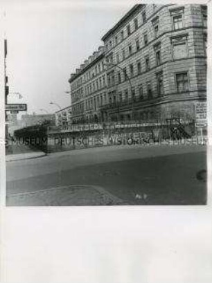 Blick nach Ost-Berlin auf Sektorengrenze und Mauer an der Kreuzberger Heinrich-Heine-Straße