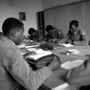 Polizeischule. Arbeitsraum mit lesenden afrikanischen Polizeischülern