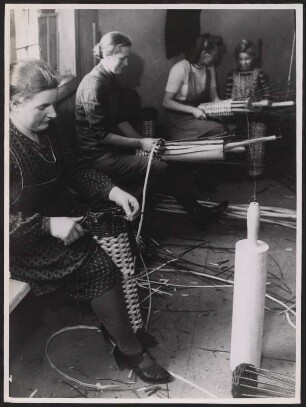 Frauen beim Korbflechten