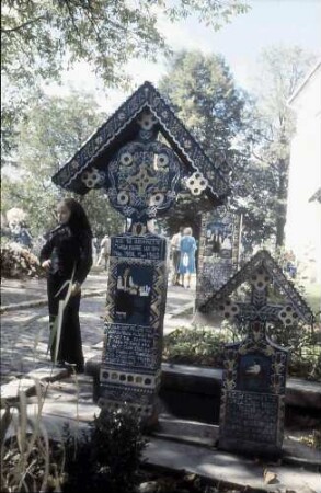 Sapinta: Der Lustige Friedhof, bemalte Kreuze